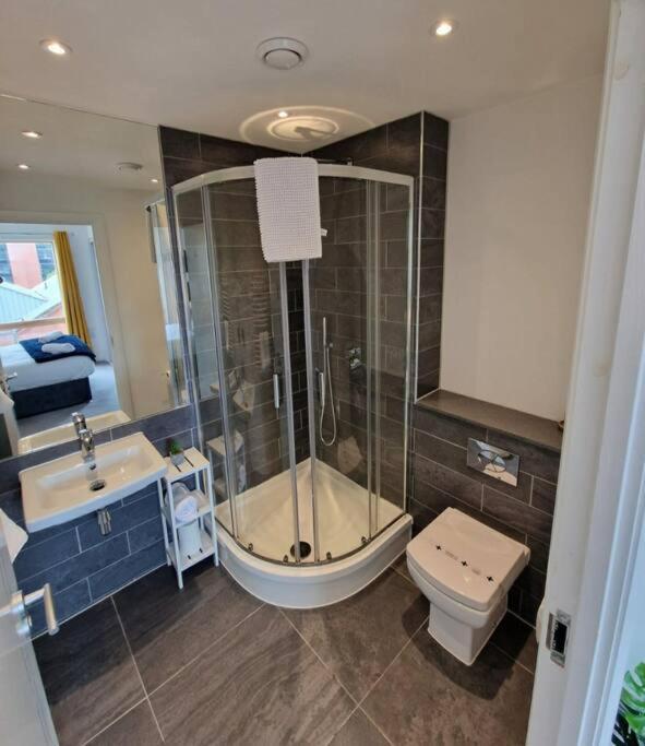 Modern Apartment, Sleeps 6, Belfast City Centre Bagian luar foto