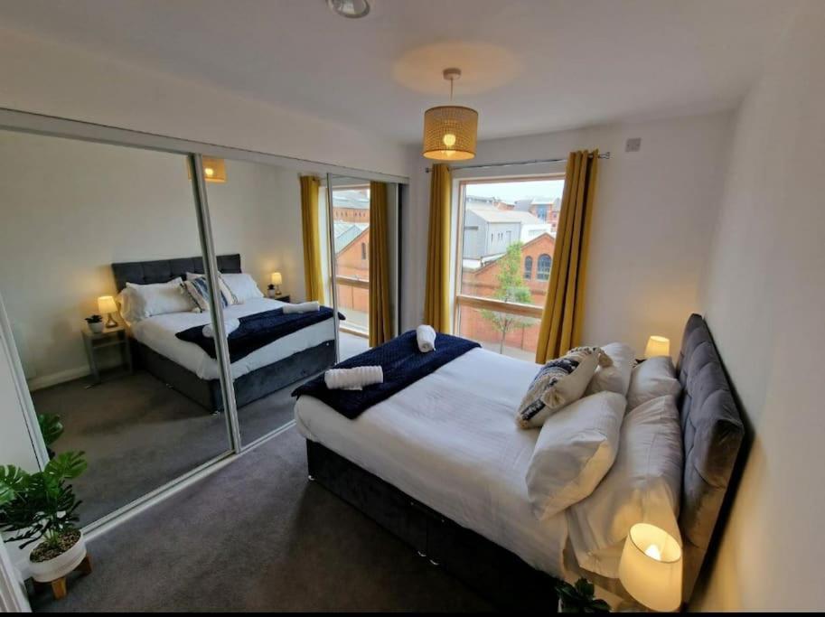Modern Apartment, Sleeps 6, Belfast City Centre Bagian luar foto